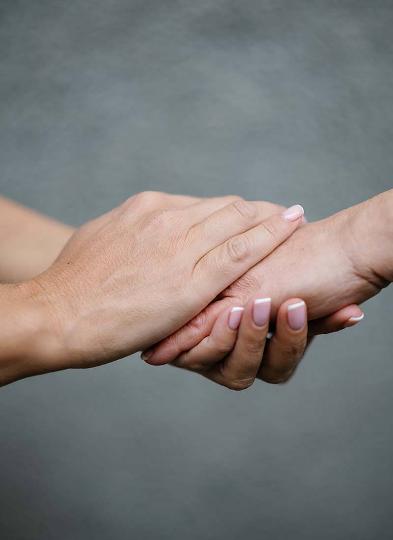 mains "Geste de soutien et de confiance entre deux personnes, symbole d'un accompagnement bienveillant"