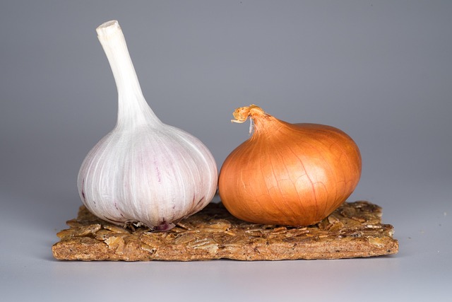 Service d'aide à domicile: préparation des repas avec des produits frais( ail et oignon)